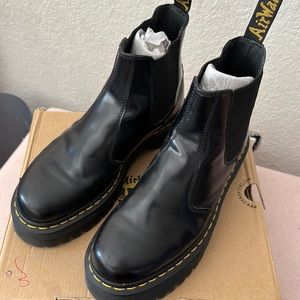 New Dr. Martens Size 10 Women’s 2976 SMOOTH LEATHER PLATFORM CHELSEA BOOTS.